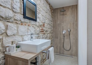 Deluxe Double Room | Bathroom | Free toiletries, hair dryer, towels, soap - The Code Luxury Rooms (Split)