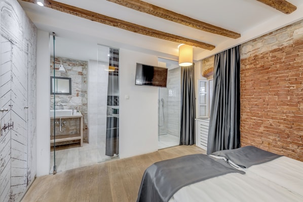 Deluxe Double Room | Bathroom | Free toiletries, hair dryer, towels, soap - The Code Luxury Rooms (Split)