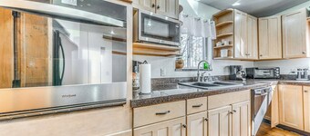 Walk to Midtown Ruidoso: Modern-rustic Cabin