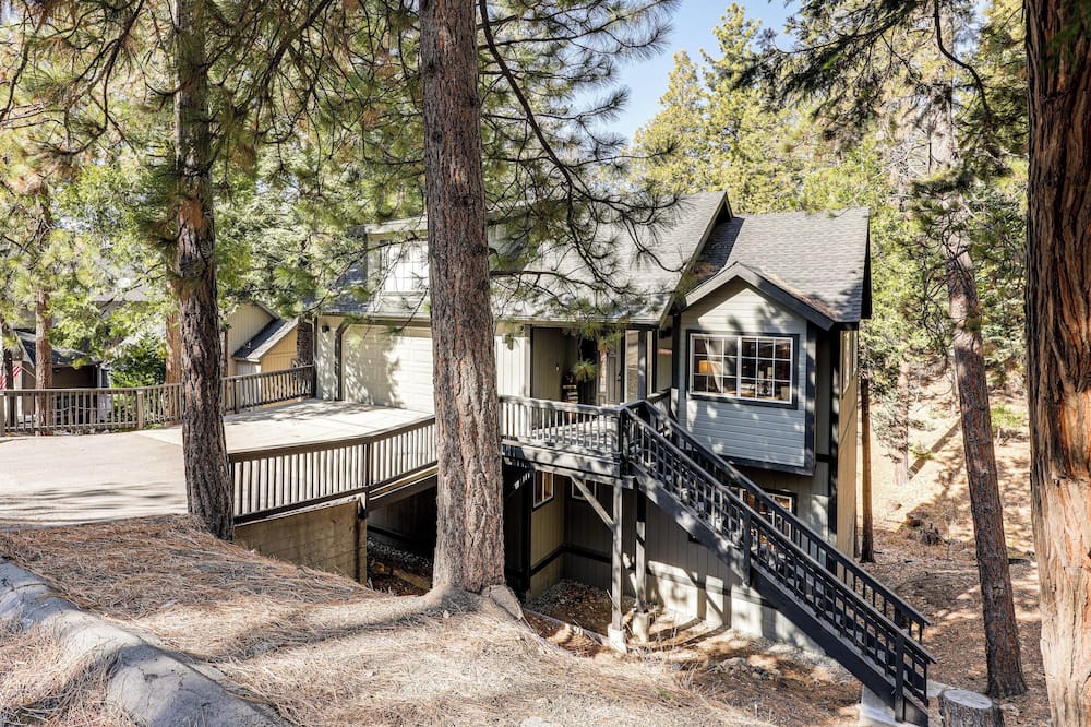 Swim, Hike, Ski & Unwind: Lake Arrowhead Retreat! - Oak Hills, CA