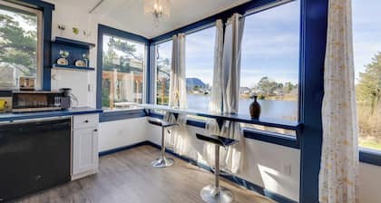 Fire Pit & River View: Serene Stay in Seaside!