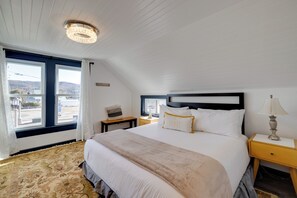 Interior - Fire Pit & River View: Serene Stay in Seaside! (Seaside)