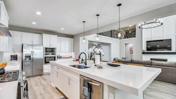 House (5 Bedrooms) | Interior