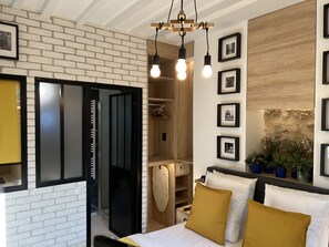 Iron/ironing board, free WiFi, bed sheets