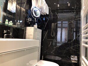Shower, hair dryer, towels - Voûte 001 (París)