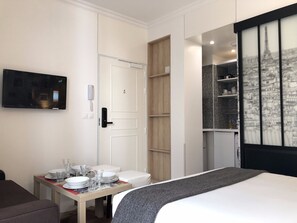 Iron/ironing board, free WiFi, bed sheets