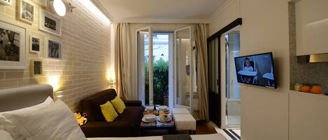 Tabla de planchar con plancha, wifi gratis, ropa de cama