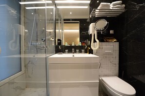 Shower, hair dryer, towels - Voûte 002 (Paris)