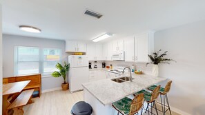 Kjøleskap, mikrobølgeovn, ovn og kokeplater