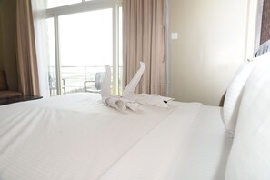 Quarto casal luxo, sacada, vista para o mar | Escrivaninha, ferros/tábuas de passar roupa, Wi-Fi de cortesia