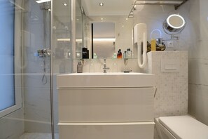 Douche, sèche-cheveux, serviettes fournies