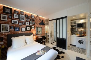 A hotel room with a bed, a desk, a wardrobe, a bathroom, and a kitchenette. - Voûte 301 (París)