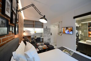 Tallelokero huoneessa, työpöytä, silitysrauta/-lauta, ilmainen Wi-Fi