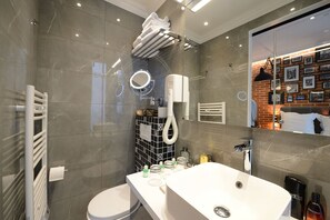 Ducha, secador de pelo y toallas