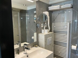 Shower, hair dryer, towels - Studio L'Angevin (París)