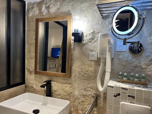 Shower, free toiletries, hair dryer, towels - Loft Jaures (París)