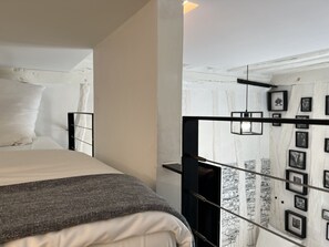 Tabla de planchar con plancha, wifi gratis y ropa de cama 