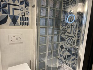 Ducha, secador de pelo y toallas