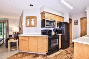 Cafetera y tetera, refrigerador, microondas y horno 