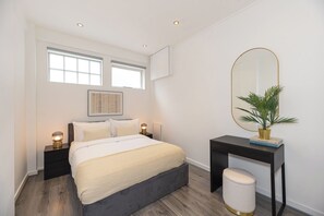 4 chambres, bureau, fer et planche à repasser, lit parapluie