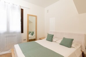 2 bedrooms, iron/ironing board, bed sheets