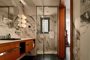 Habitación doble Deluxe | Baño | Regadera, secadora de cabello, pantuflas, toallas 