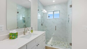 Bathroom - Sunset Point | Luxury 5 bdrm w pool, jacuzzi and XL dock, walk to beach (Marathon)