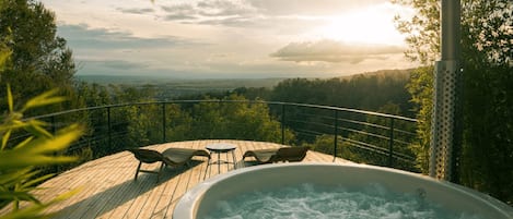 Outdoor spa tub
