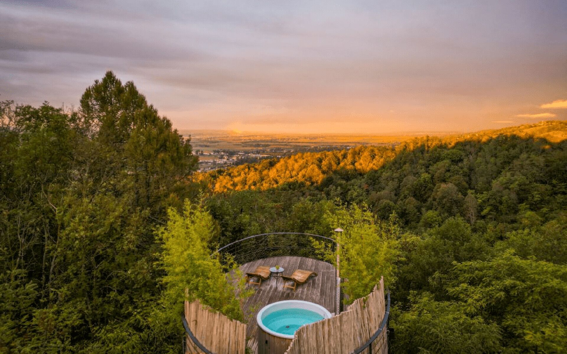Outdoor spa tub
