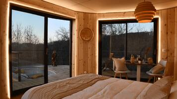 1 bedroom, bed sheets