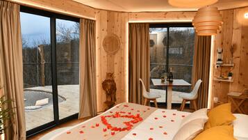 1 bedroom, bed sheets