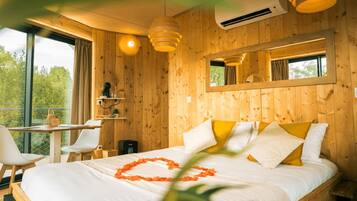 1 bedroom, bed sheets