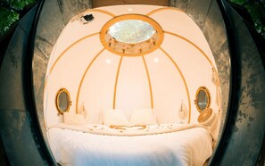 1 bedroom, bed sheets