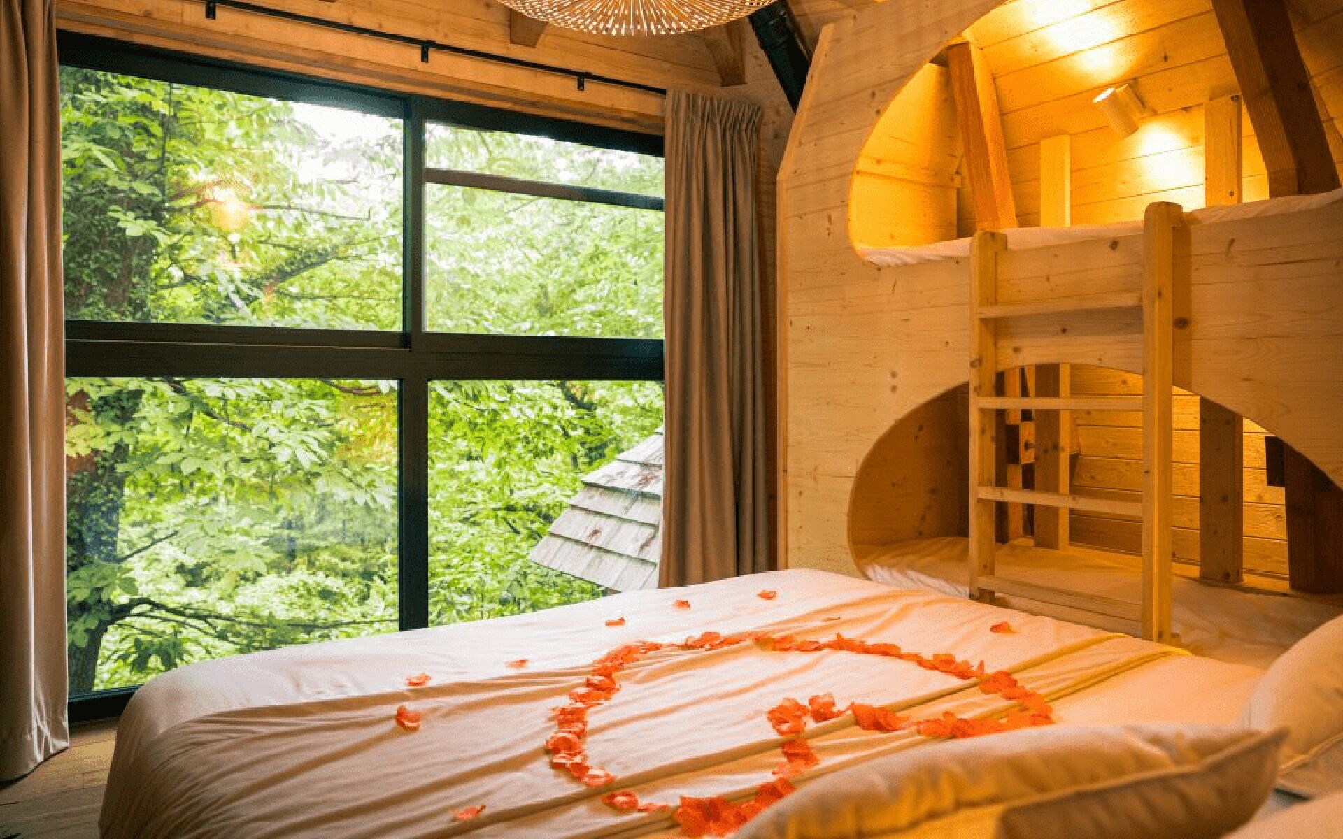 1 bedroom, bed sheets