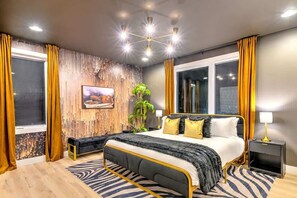 4 bedrooms, iron/ironing board, WiFi, bed sheets - Expansive 4BR/5BA DT Home with Hot Tub & Game Room (Nashville)