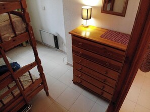 3 habitaciones, tabla de planchar con plancha, cuna de viaje y wifi