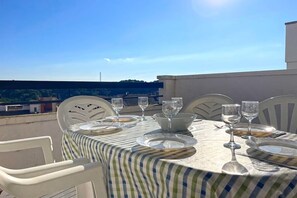 Outdoor dining - Apartment for 6 Pers - shared Pool/Wifi/Gardens, Apartment for 6 Persons - WiFi/Shared Pool/Gardens (L'Escala)