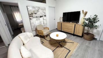 Comfort Apartment, 3 Bedrooms | Living area