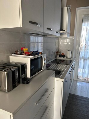 Kühlschrank, Mikrowelle, Ofen, Herdplatte