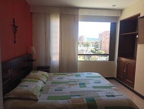 3 habitaciones, tabla de planchar con plancha, wifi y ropa de cama 