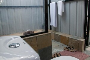 Ducha, pantuflas, toallas, jabón