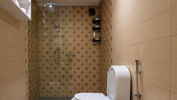 Classic-Dreibettzimmer | Badezimmer | Hausschuhe, Seife, Shampoo, Toilettenpapier