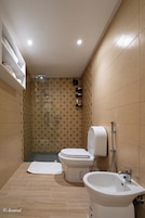 Habitación triple clásica | Baño | Zapatillas, jabón, champú y papel higiénico