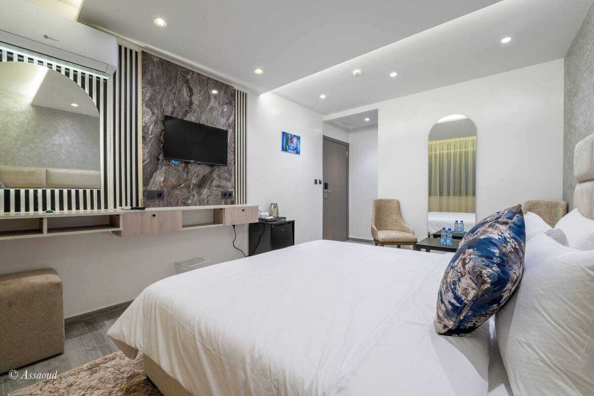 خزنة داخل الغرفة وتجهيزات عازلة للصوت وواي فاي مجانًا