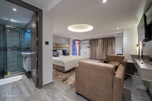 Deluxe Suite, Mountain View | In-room safe, soundproofing, free WiFi