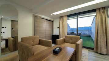 Deluxe Suite, Mountain View | In-room safe, soundproofing, free WiFi