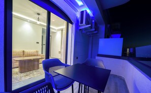 Deluxe Suite, Mountain View | In-room safe, soundproofing, free WiFi