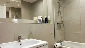 SĂšche-cheveux, serviettes fournies, savon, papier toilette