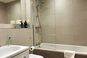 Sèche-cheveux, serviettes fournies, savon, papier toilette
