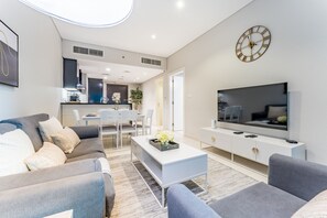 TV - Pool and City View 1BR Near Dubai Water Canal, The Cosmopolitan, Business Bay (Dubai)